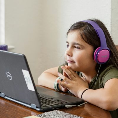 Innovador programa de escuela primaria virtual para la educación en línea