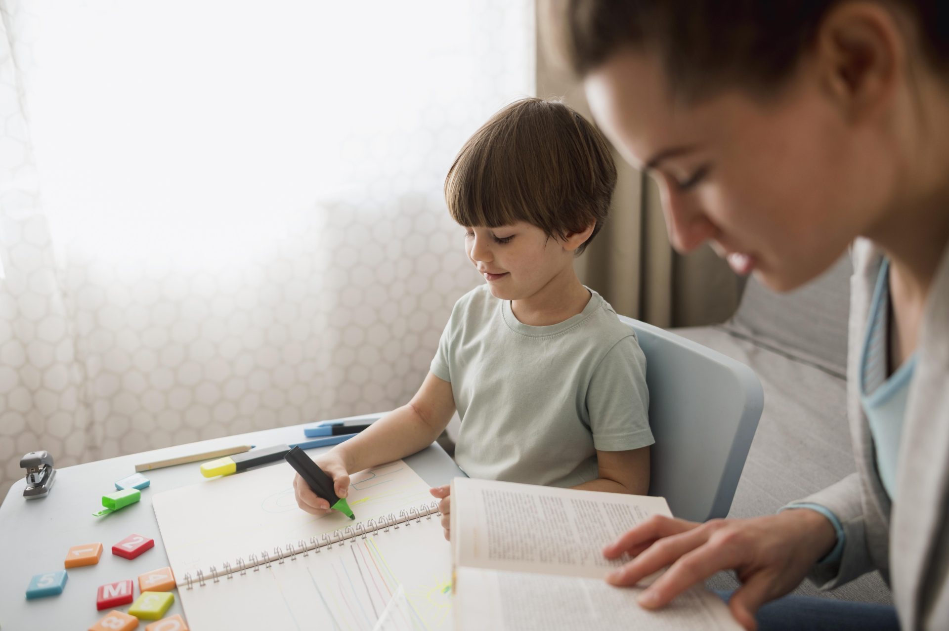 Beste Online-Schule für autistische Kinder: Umfassendes Sonderschulprogramm