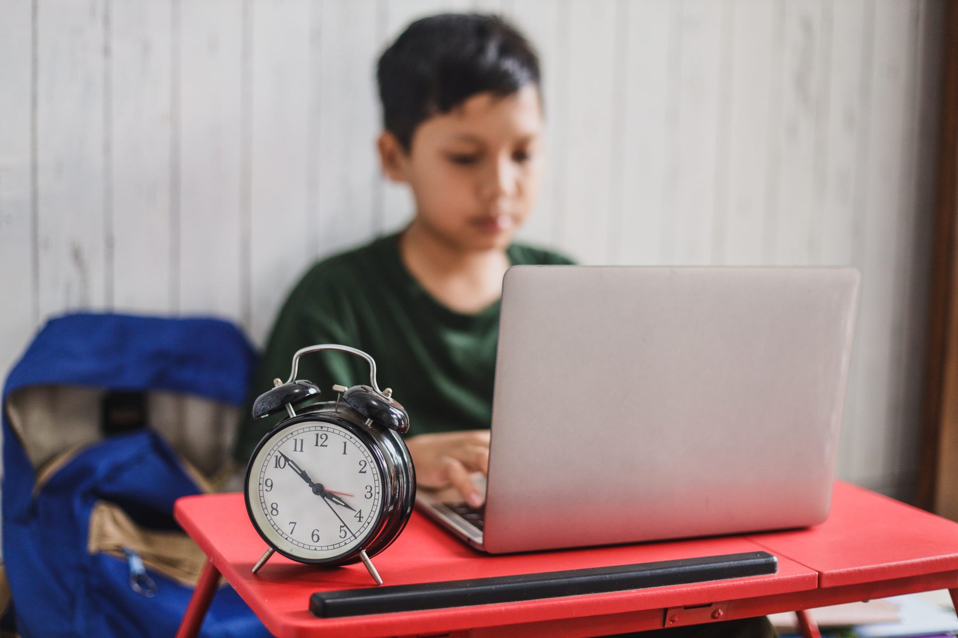 Equilibrar el tiempo frente a la pantalla y el estudio en las escuelas en línea K-12 