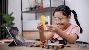 10 Benefits of Online STEM Courses for Kids in 2024