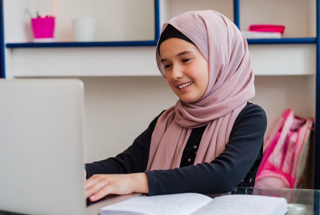 Homeschooling in Qatar vs Online School: What Expat Families Need to Know