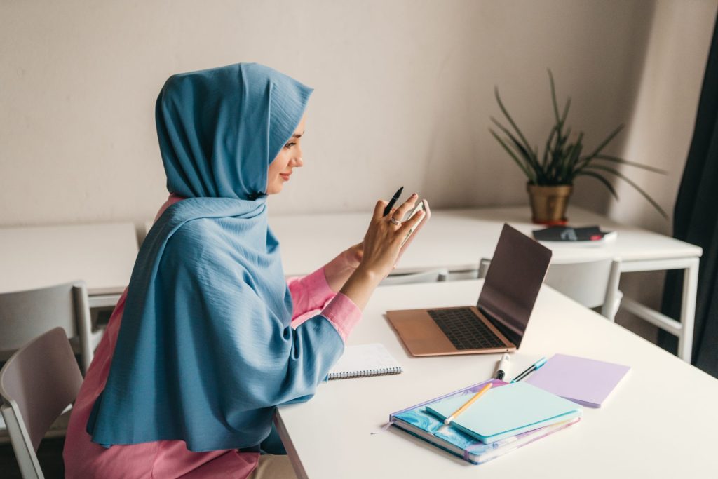 Homeschooling in Qatar vs Online School: What Expat Families Need to Know